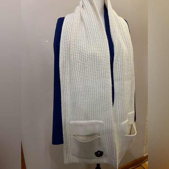 UGG Ivory scarf. - Picture 3 of 11